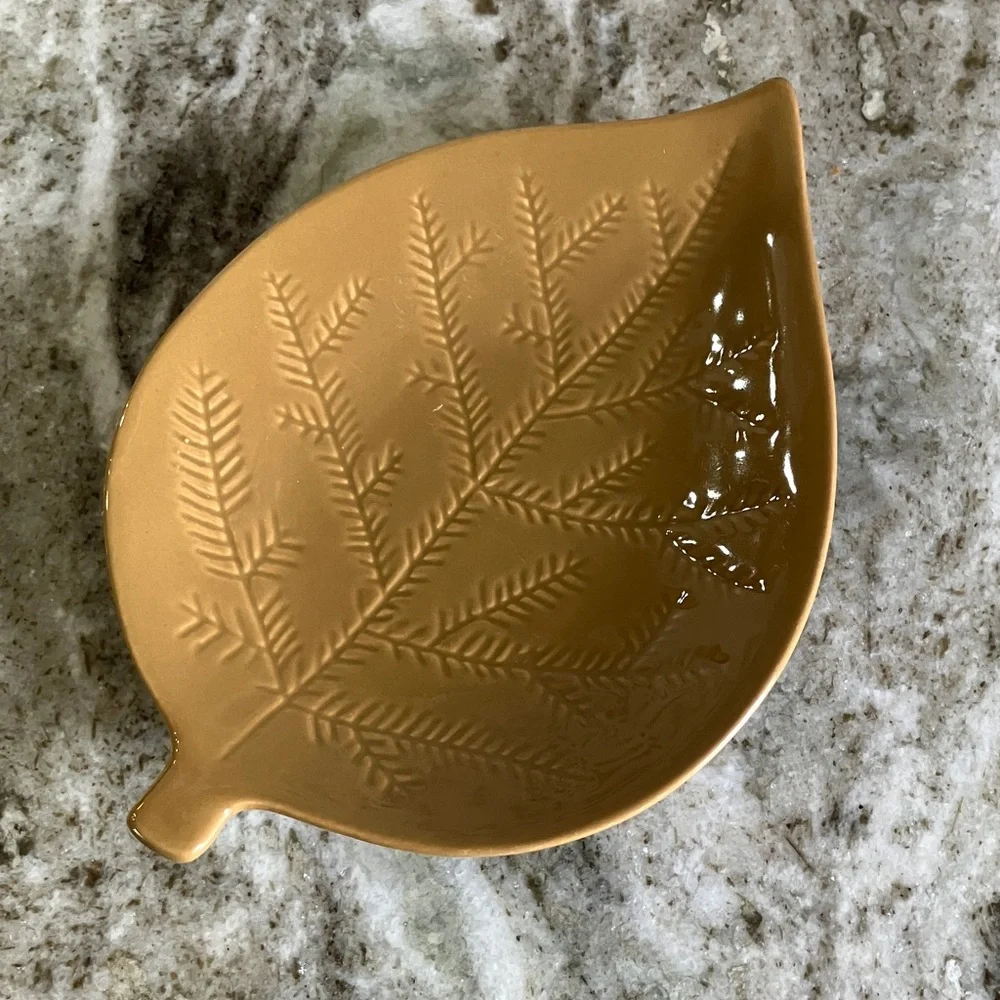 Crate & Barrel Autunno Appetizer Plates--Leaf Shaped Set of 4